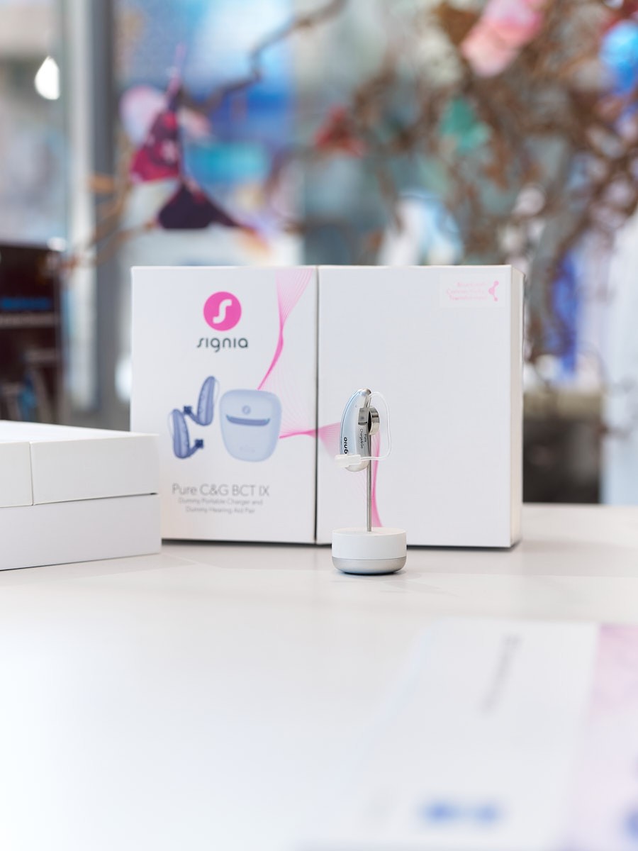 Modern Signia hearing aid with charging station for discreet wear, excellent comfort and clear everyday hearing.
