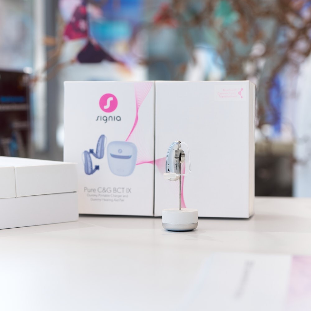 Modern Signia hearing aid with charging station for discreet wear, excellent comfort and clear everyday hearing.